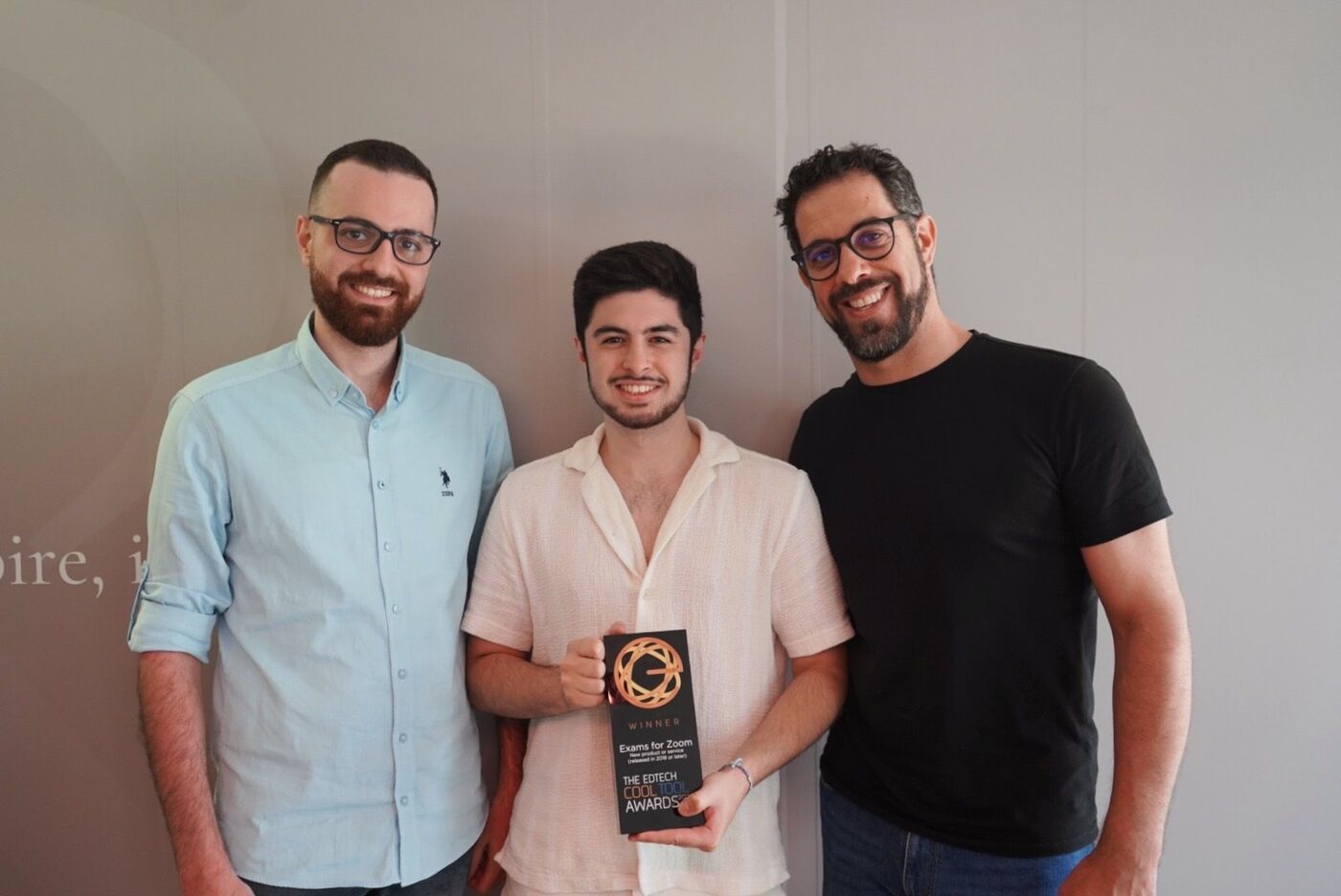 Sergio Gurillo con dos compañeros de WeAreExams sosteniendo el trofeo EdTech Cool Tool Award